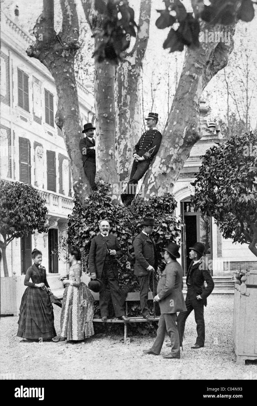 Provençaux im Zeitraum Kleid oder Kostüm posieren in einer Platane in Avignon, Provence, Frankreich. Vintage Schrank Card-1900 Stockfoto