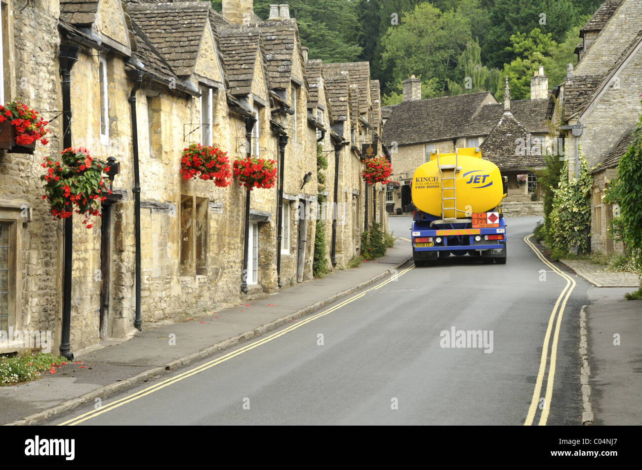 Tankwagen auf der schmalen Straße von Castle Combe, Wiltshire, Großbritannien. Stockfoto