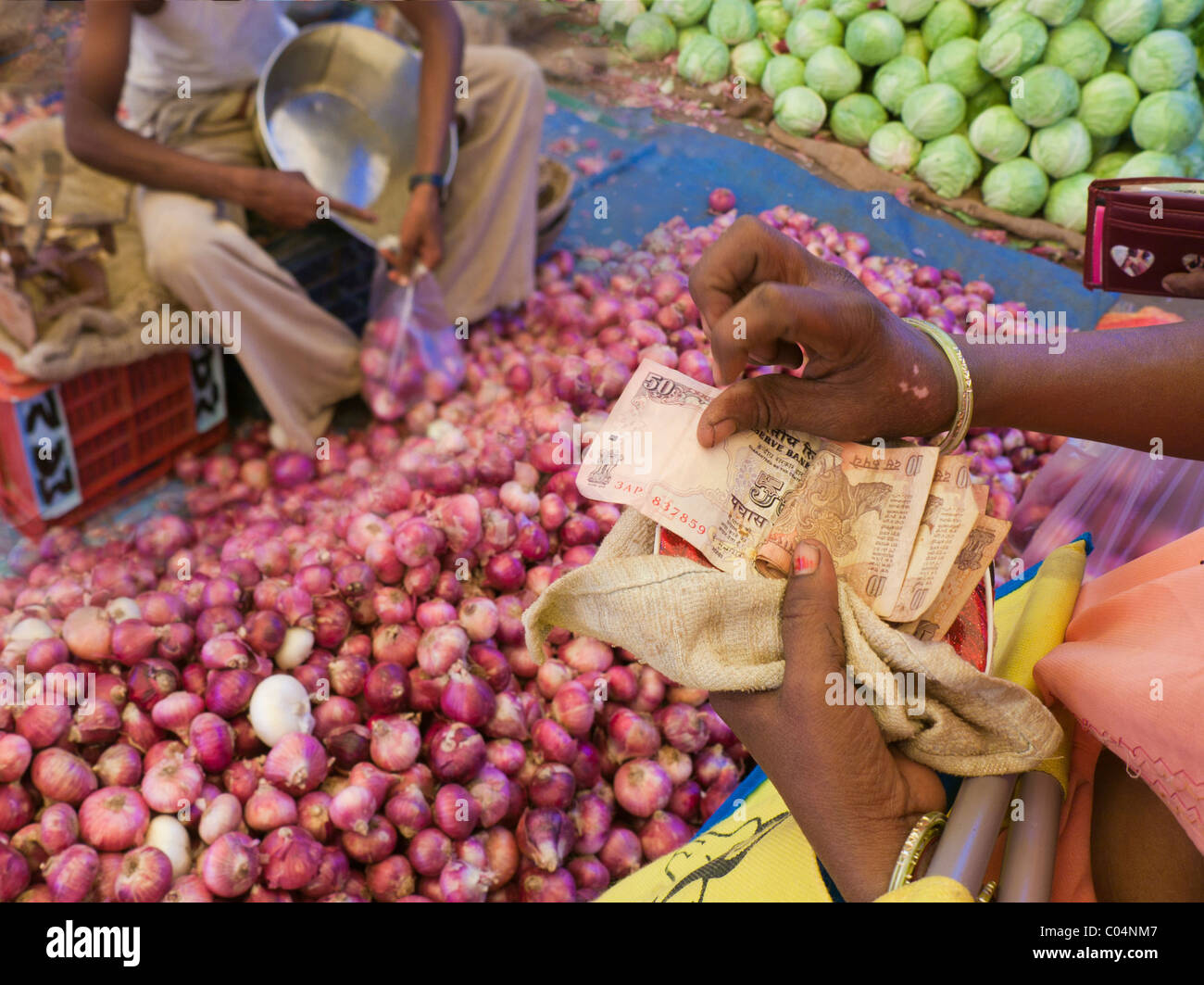 Jemand kauft Zwiebeln auf einem Markt in Indien Stockfoto