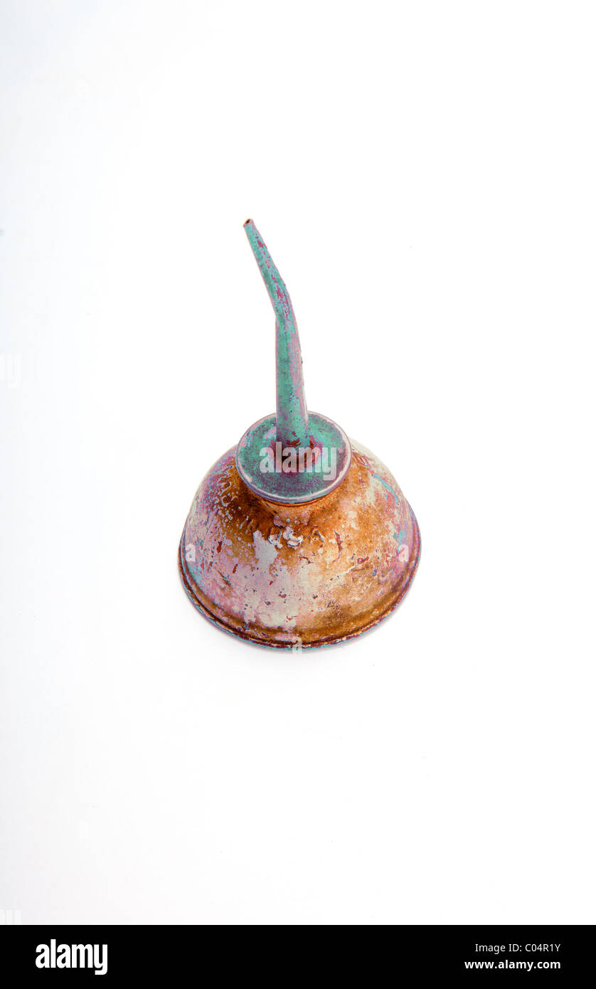 rostige Ölkanne auf weiß Stockfoto