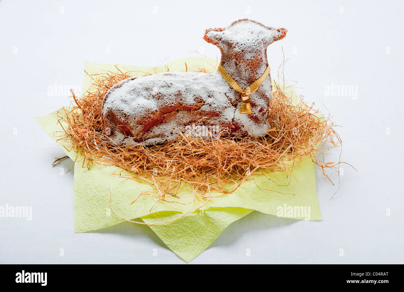 Traditionelle deutsche Osterlamm Lamm oder Osterlamm geformt Biskuit, bestäubt mit Puderzucker und sitzt auf einem Bett aus Heu Stockfoto