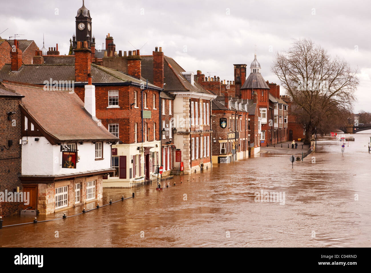 Überflutete Szene, Fluss Ouse, geplatzte Ufer. York, Yorkshire, England, Großbritannien Stockfoto