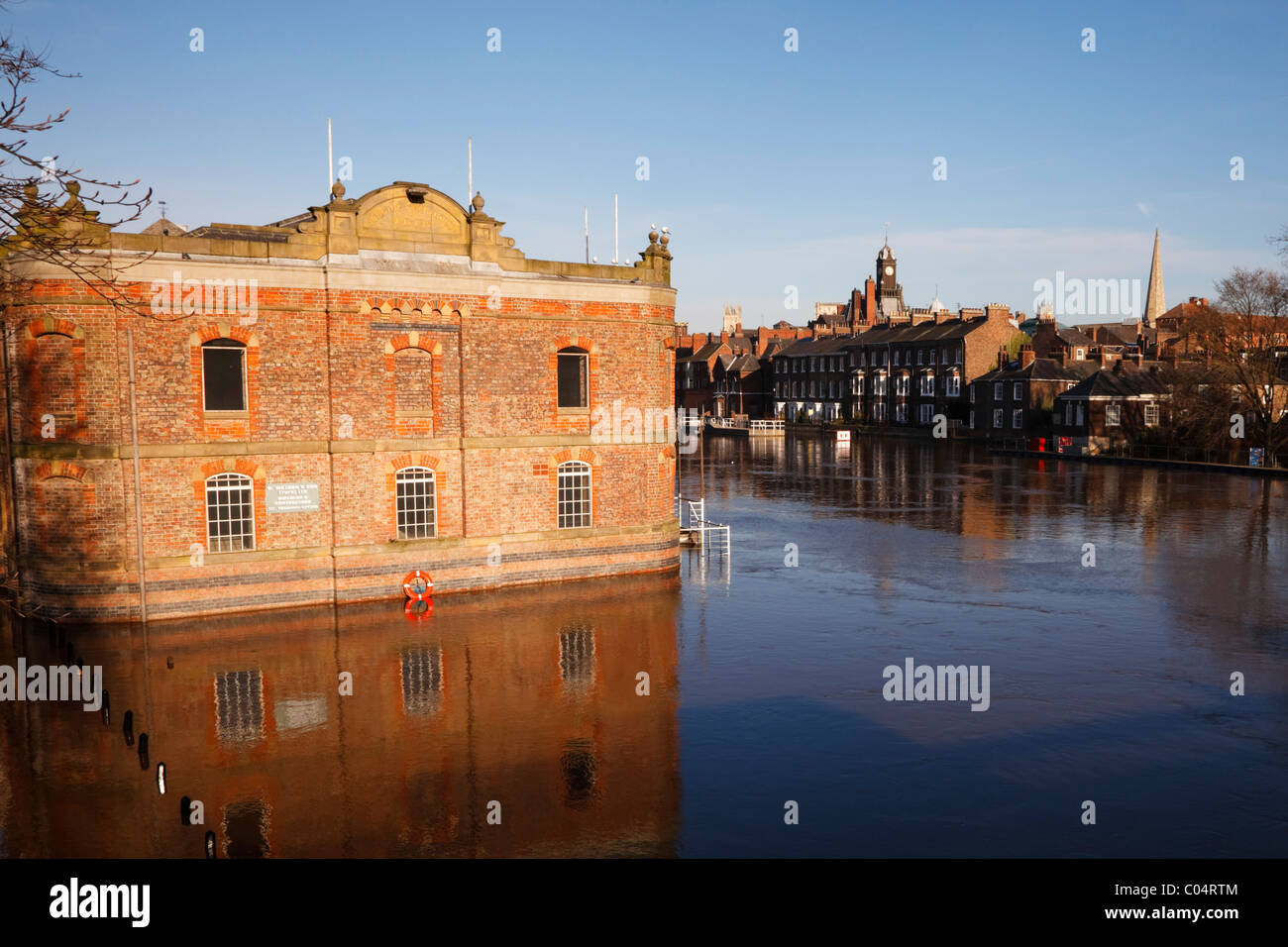 Überflutete Szene, Fluss Ouse, geplatzte Ufer. York, Yorkshire, England, Großbritannien Stockfoto