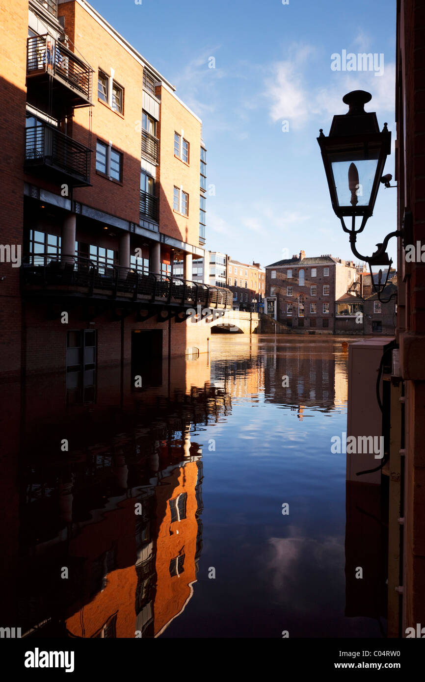 Überflutete Szene, Fluss Ouse, geplatzte Ufer. York, Yorkshire, England, Großbritannien Stockfoto