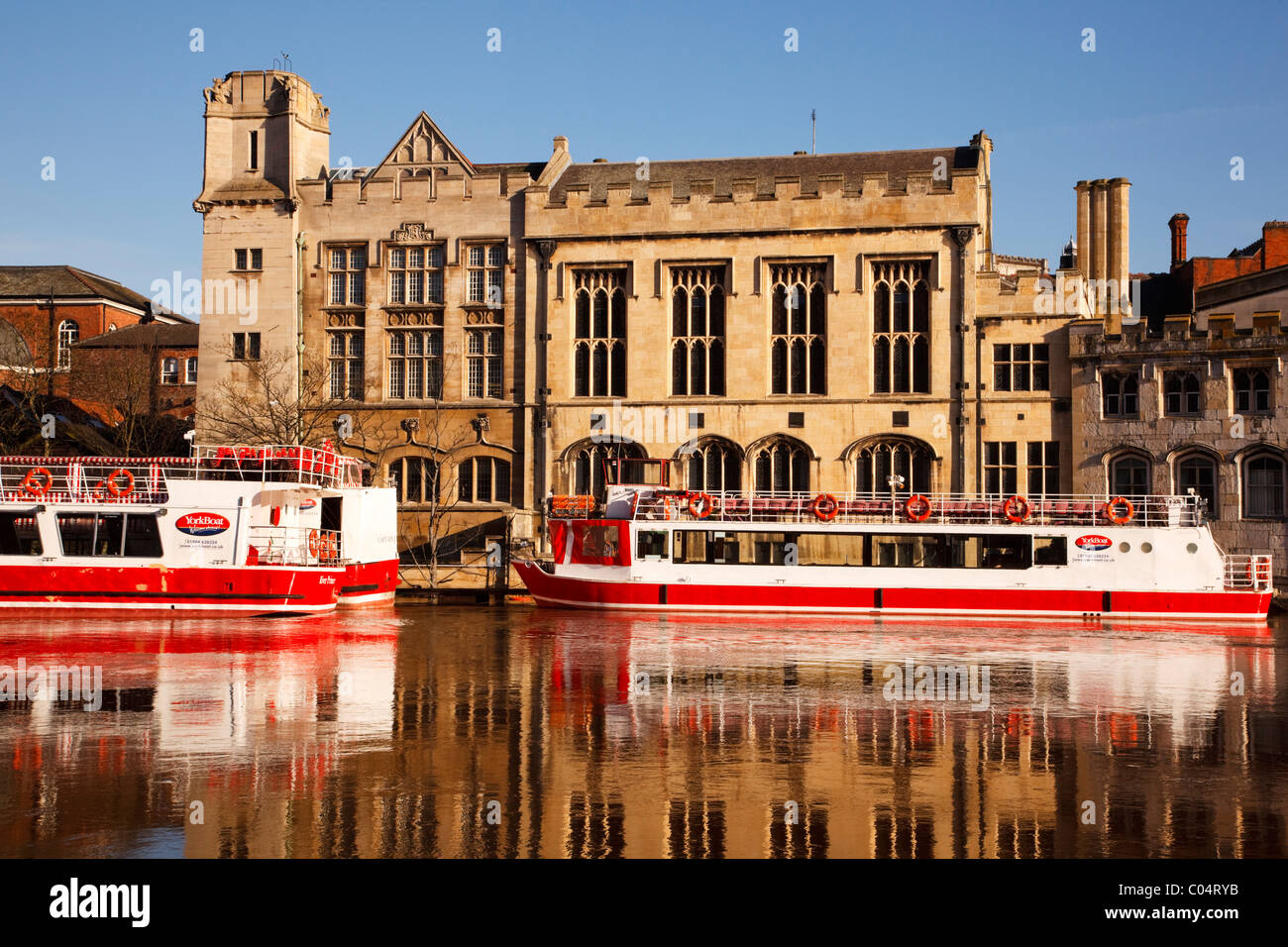 Überflutete Szenerie, Touristenattraktionen Sightseeing Boote, die auf dem Fluss Ouse liegen, platzte Ufer. York, Yorkshire, England, Großbritannien Stockfoto