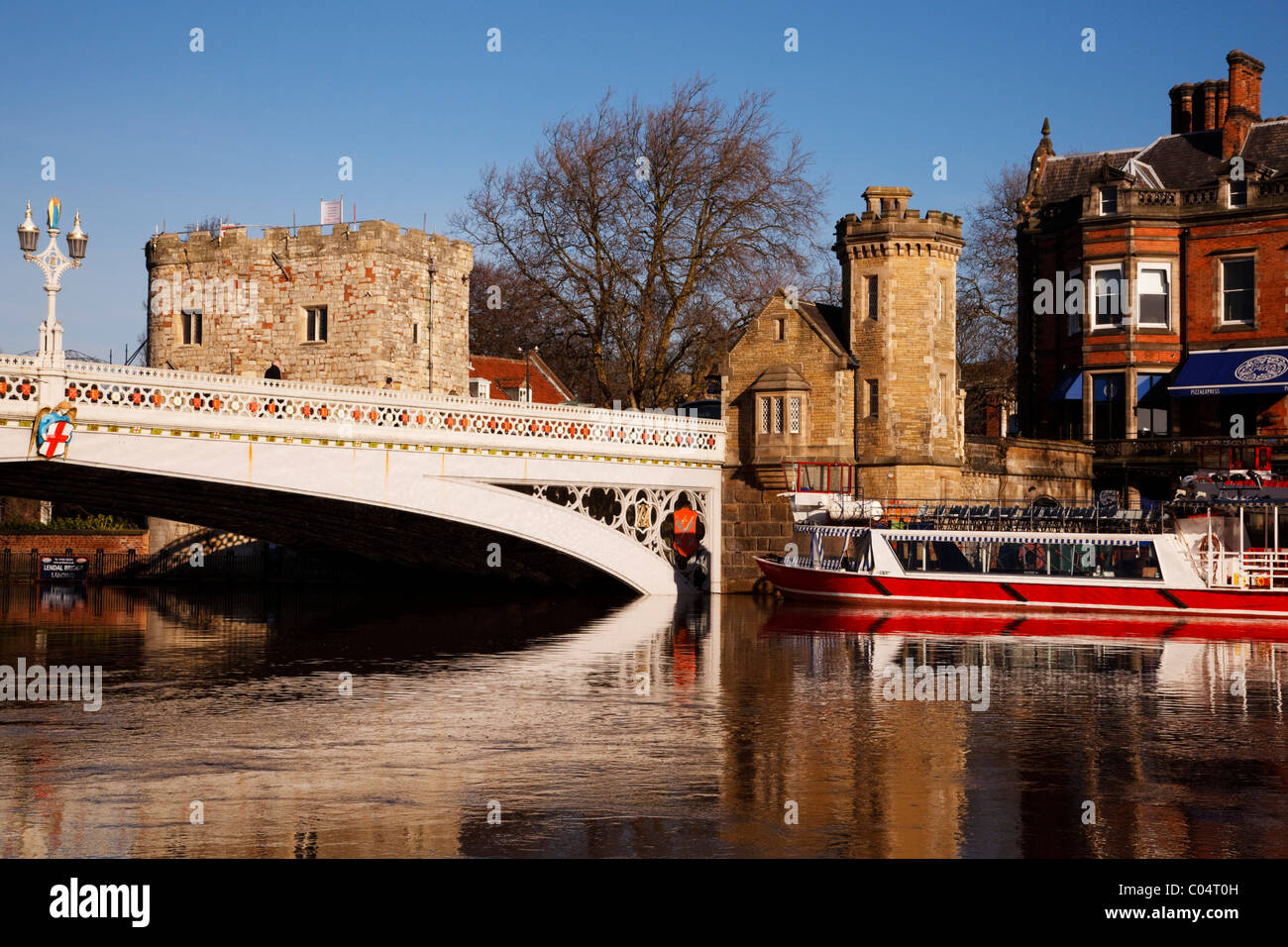 Überflutete Szene, Fluss Ouse, geplatzte Ufer. York, Yorkshire, England, Großbritannien Stockfoto