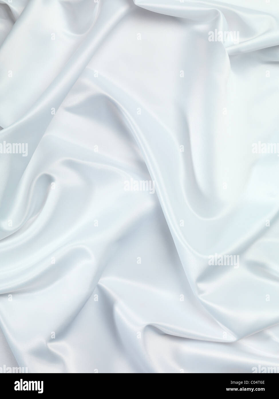 Glänzend weiße seidige Stoff Falten Hintergrund Textur Stockfoto