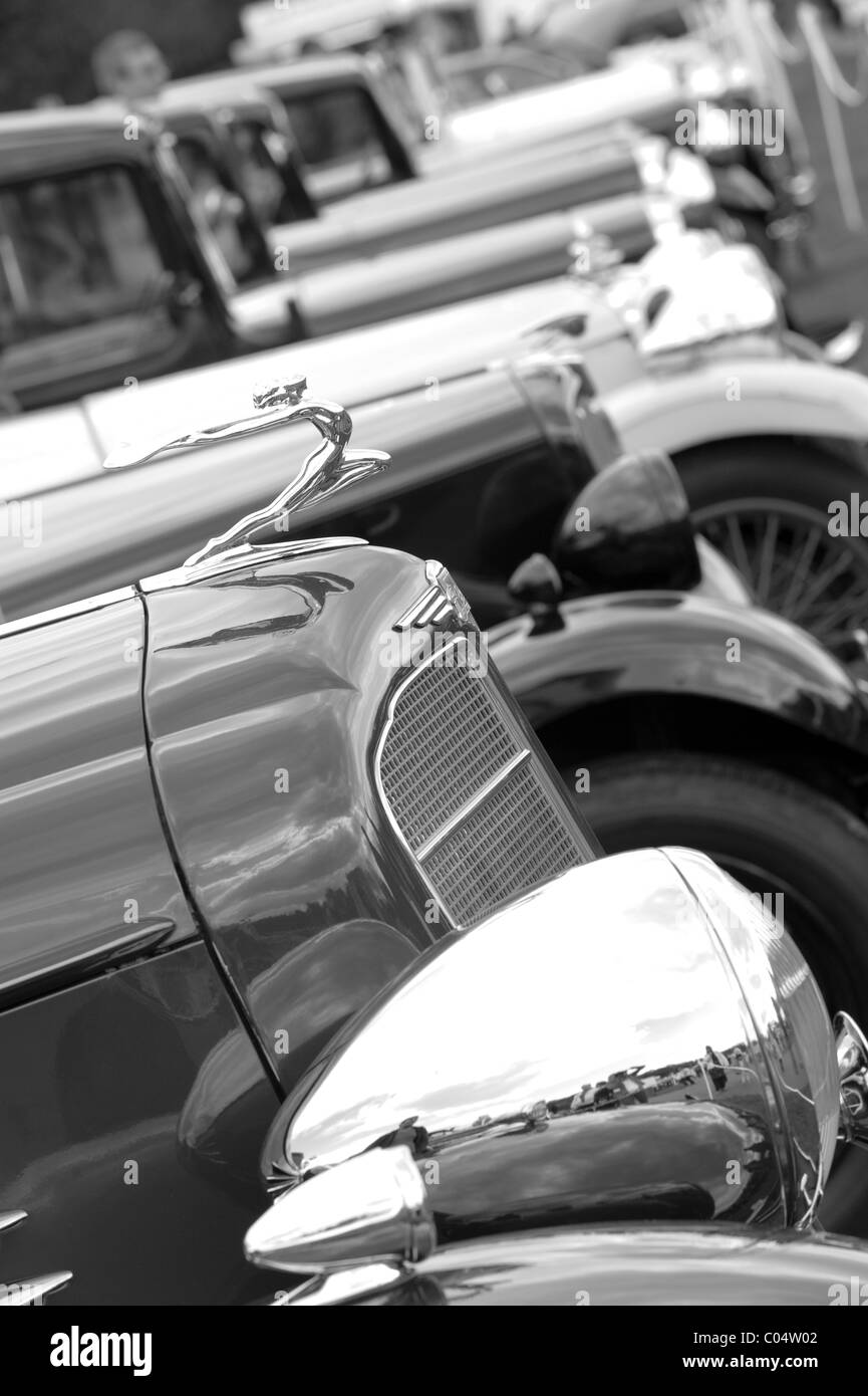Oldtimer und Oldtimer auf einer Sommerrallye, darunter Austin A35, Black Police Rover, Triumph, alle in makellosem Zustand Stockfoto