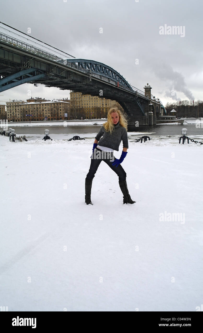 Die Kosten der Mädchen im Winter auf Schnee am Pushkinsky Quay, Moskau, Russland Stockfoto