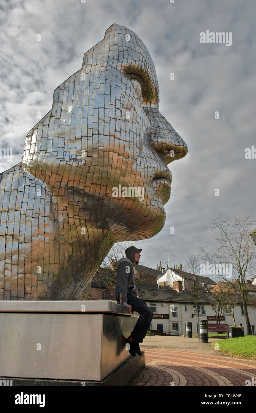 Wigan Stadtzentrum Statue das Gesicht von WIGAN Künstlers RICK KIRBY Stockfoto