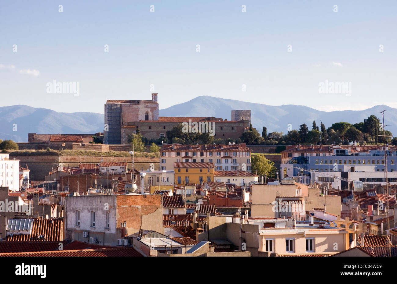 Blick nach Süden vom Le Castillet (Porte Notre Dame) zeigt das Palais des Rois de Mallorca, Perpignan, Frankreich, Herbst 2010 Stockfoto