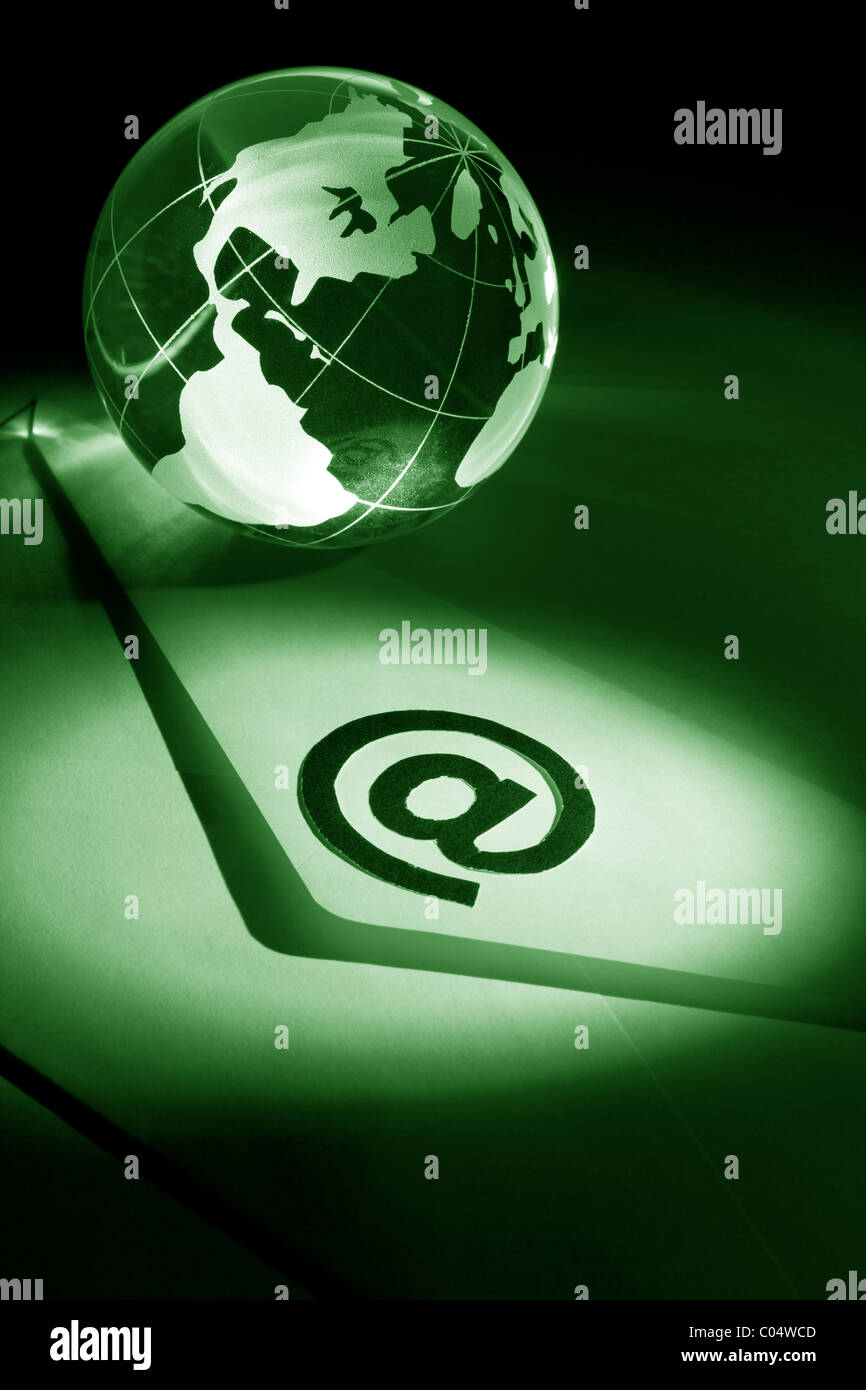 Globus und E-Mail, Konzept der globalen Kommunikation Stockfoto