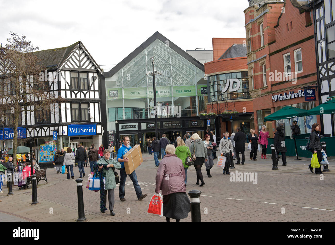 Wigan-Stadt-Zentrum-Shopper Stockfoto