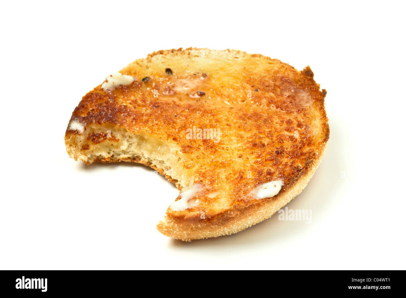 Heißen gerösteten englische Muffins mit Butter isoliert auf weiss mit Biss heraus. Stockfoto