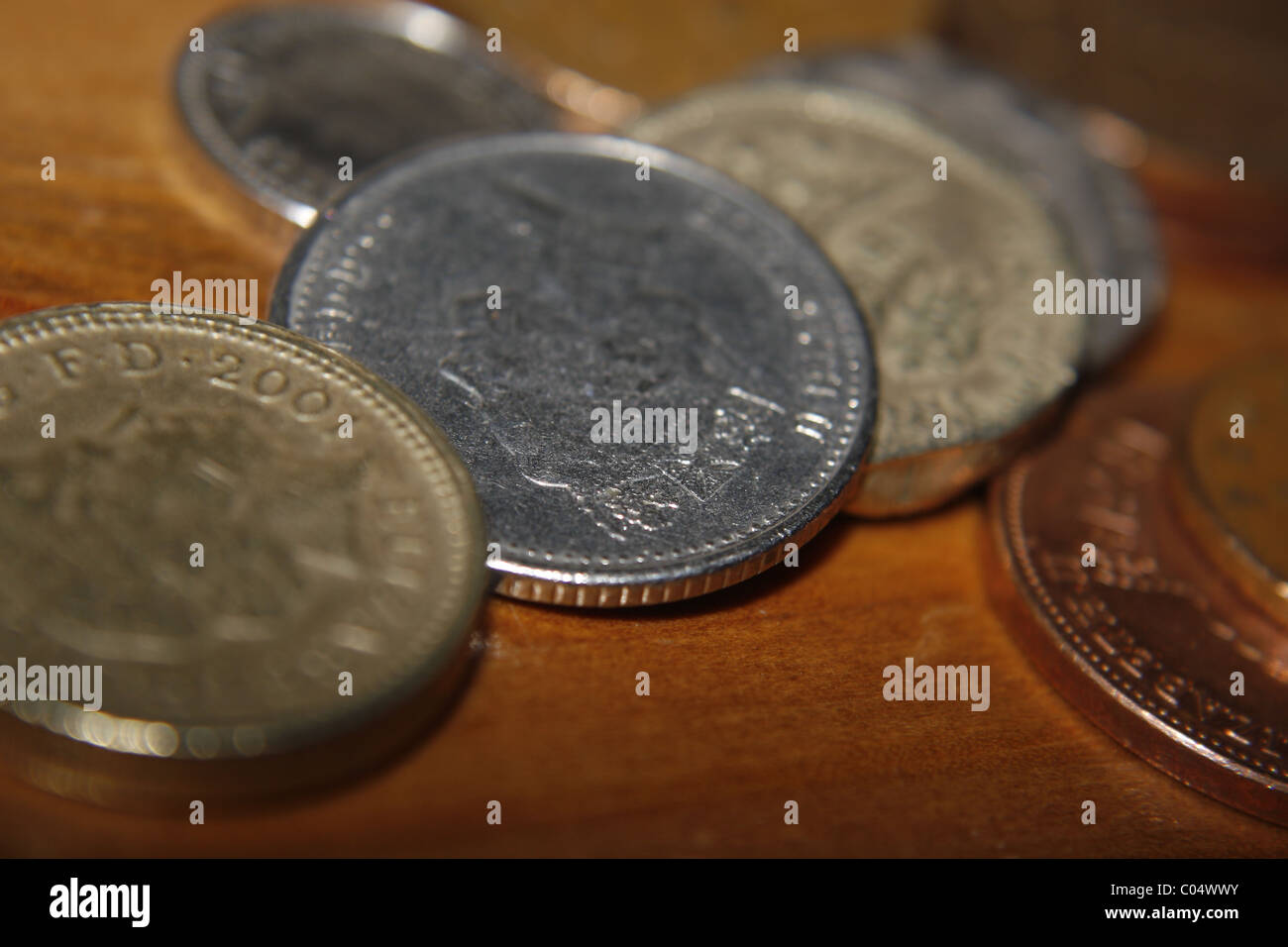 Münzen auf Holztisch Stockfoto