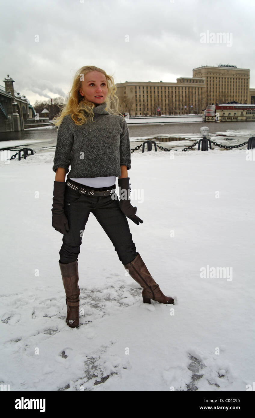 Die Kosten der Mädchen im Winter auf Schnee am Pushkinsky Quay, Moskau, Russland Stockfoto