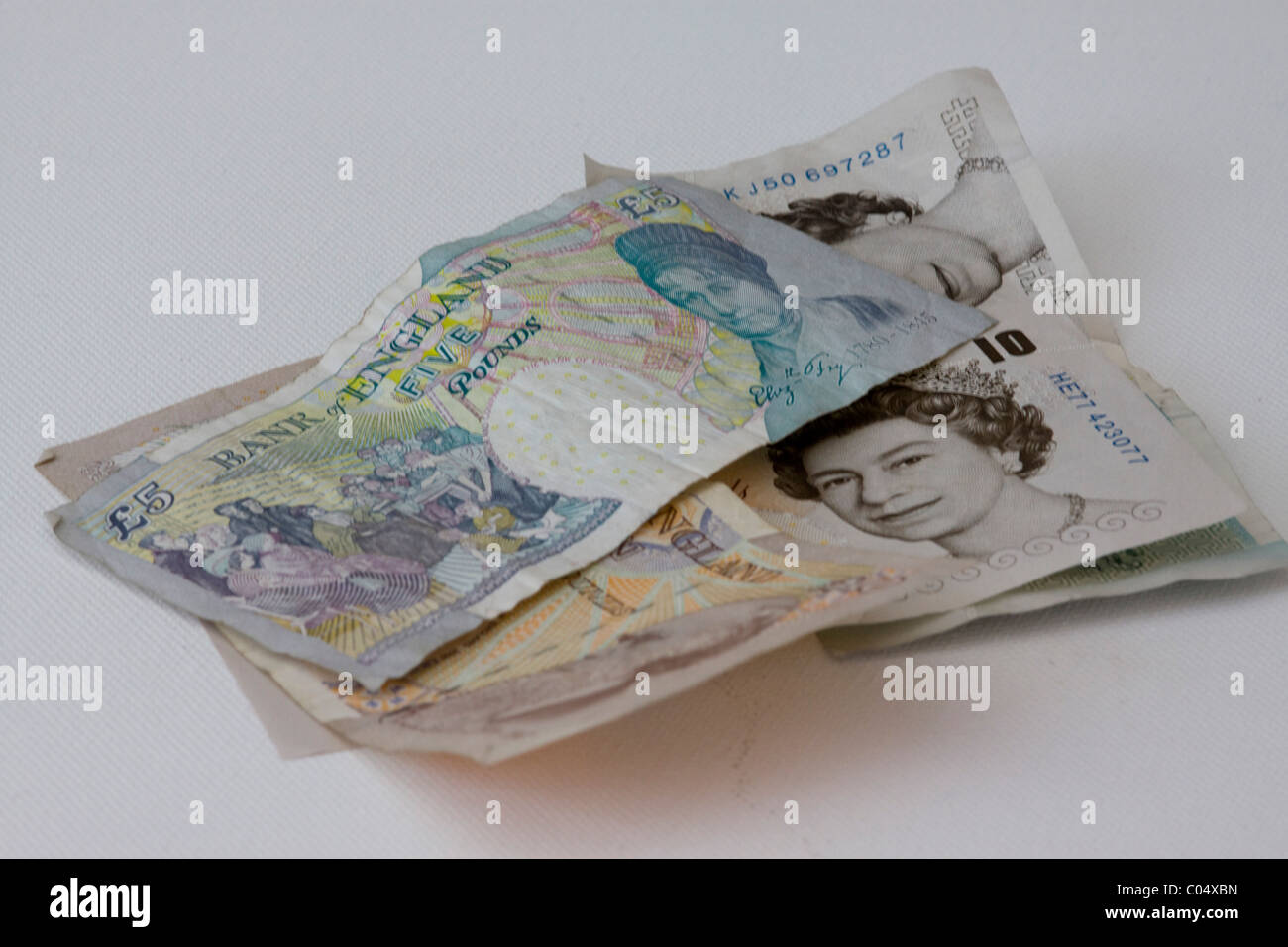 Eine Auswahl der britischen Banknoten auf weiß Stockfoto