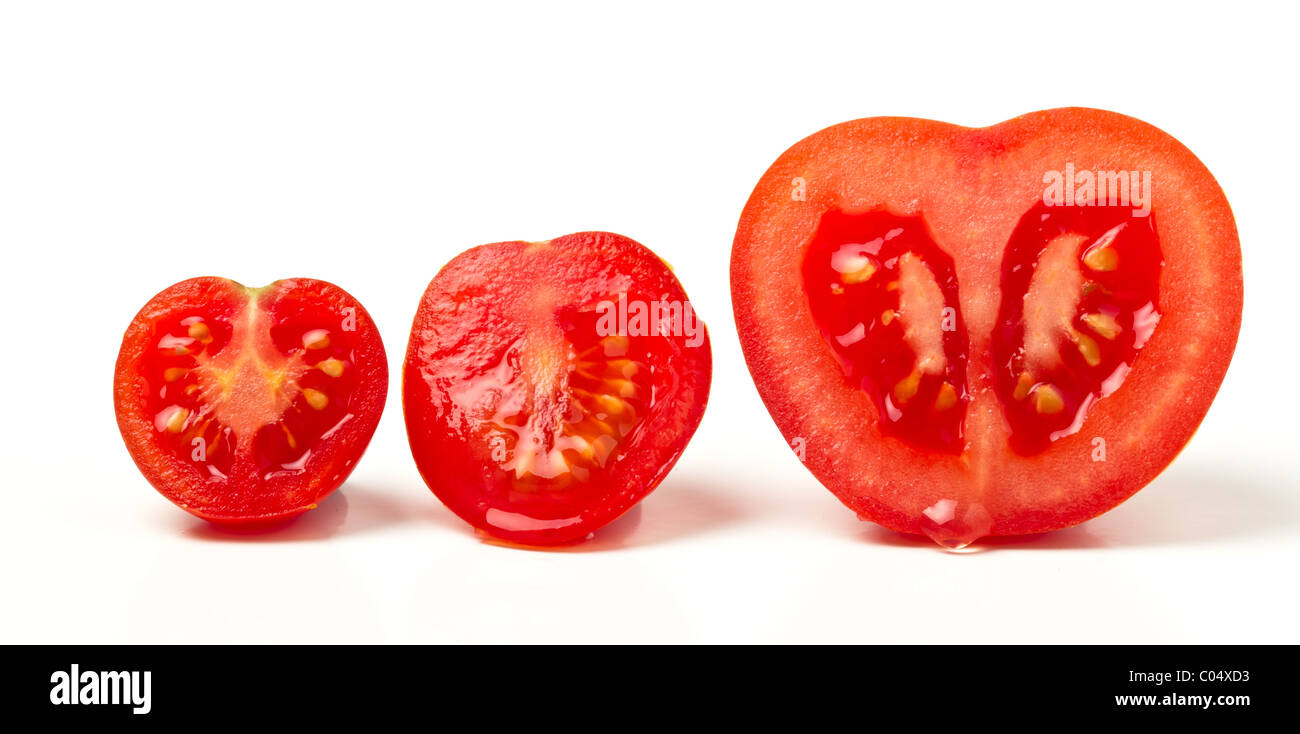 Tomaten Line-up von drei verschiedenen Sorten in Scheiben geschnitten isoliert auf weiss. Stockfoto