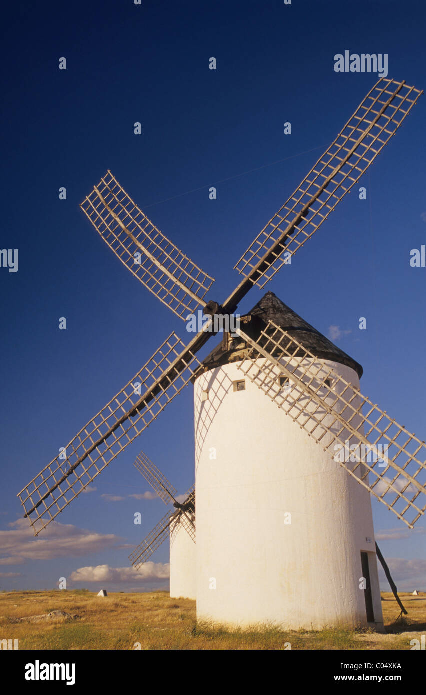 Windmühlen am Hügel über der Stadt von Campo de Criptana, Provinz Ciudad Real, Kastilien-La Mancha, Spanien Stockfoto