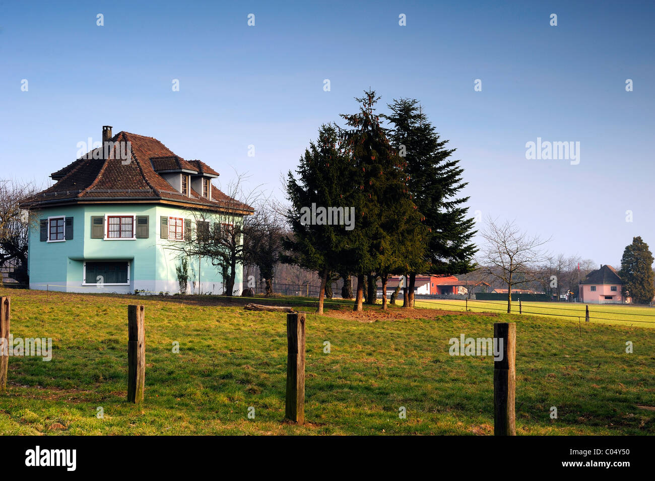 Villa Verte" und "Villa Rose" - befestigte 2 Schweizer Geschützstellungen  getarnt als auf dem Land. Bestandteil einer WW2 Verteidigungslinie  Stockfotografie - Alamy