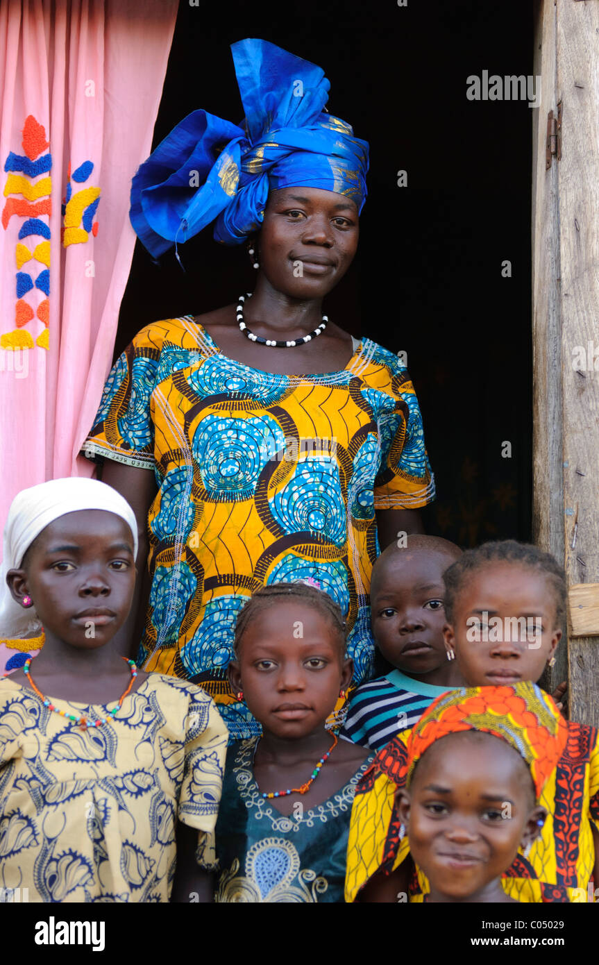 Familie stand in der Tür ihrer Schlamm erbaute Haus in der Dogon-Dorf Yendouma. Mali. Stockfoto