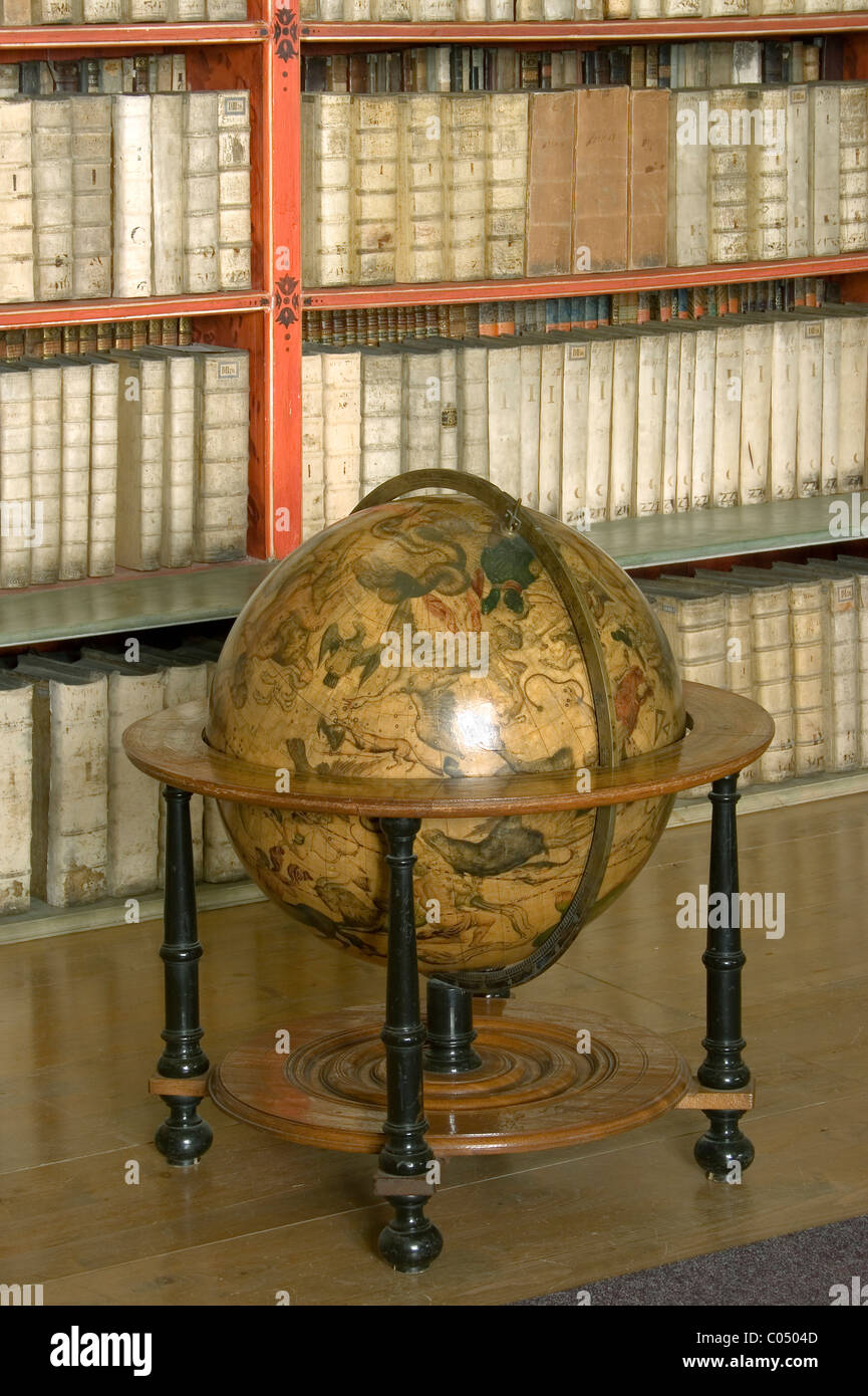 Himmelsglobus in einer Vintage barocke Bibliothek Stockfoto