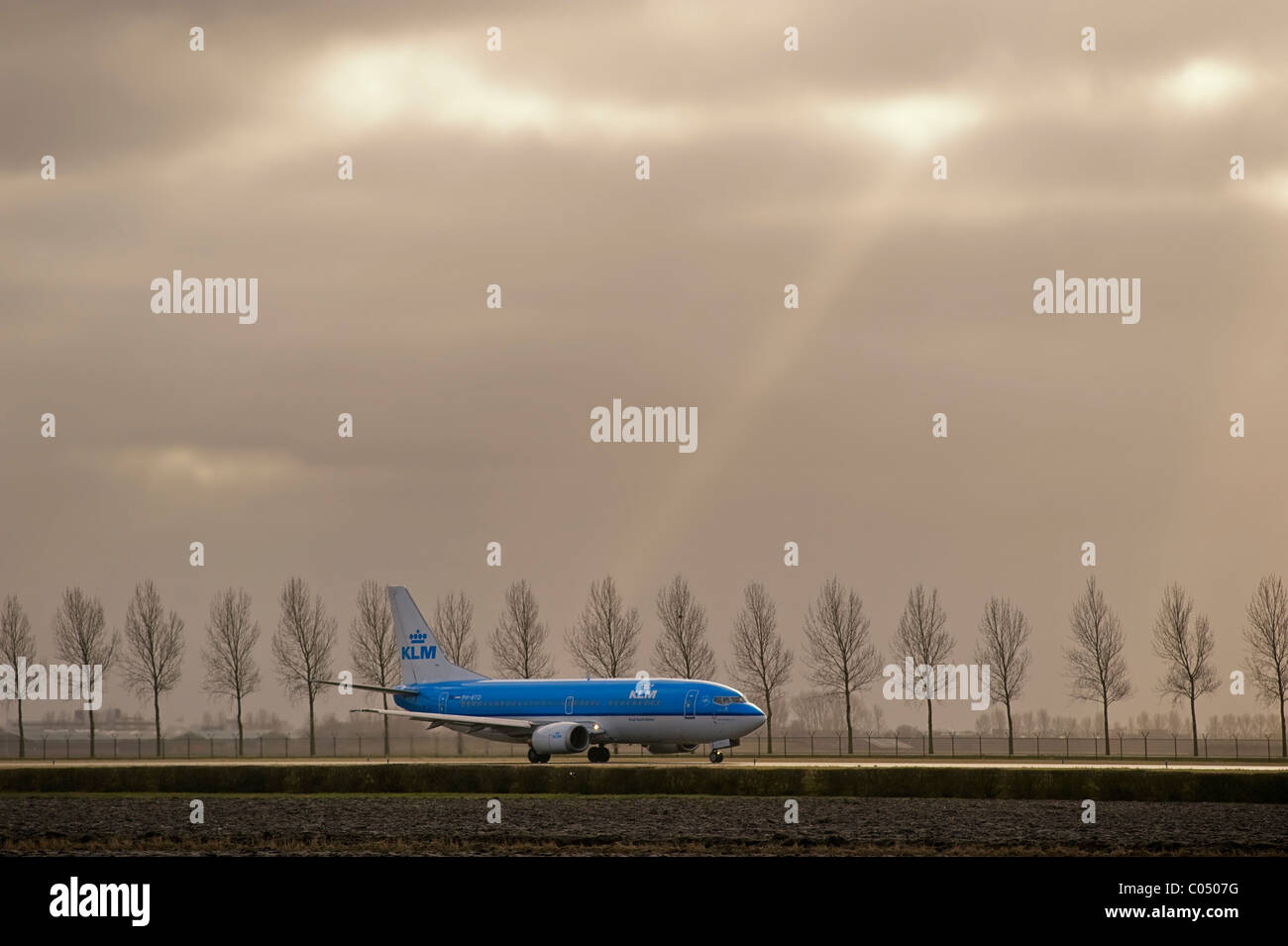 Flugzeug des Rollens am Flughafen Amsterdam-Schiphol Stockfoto