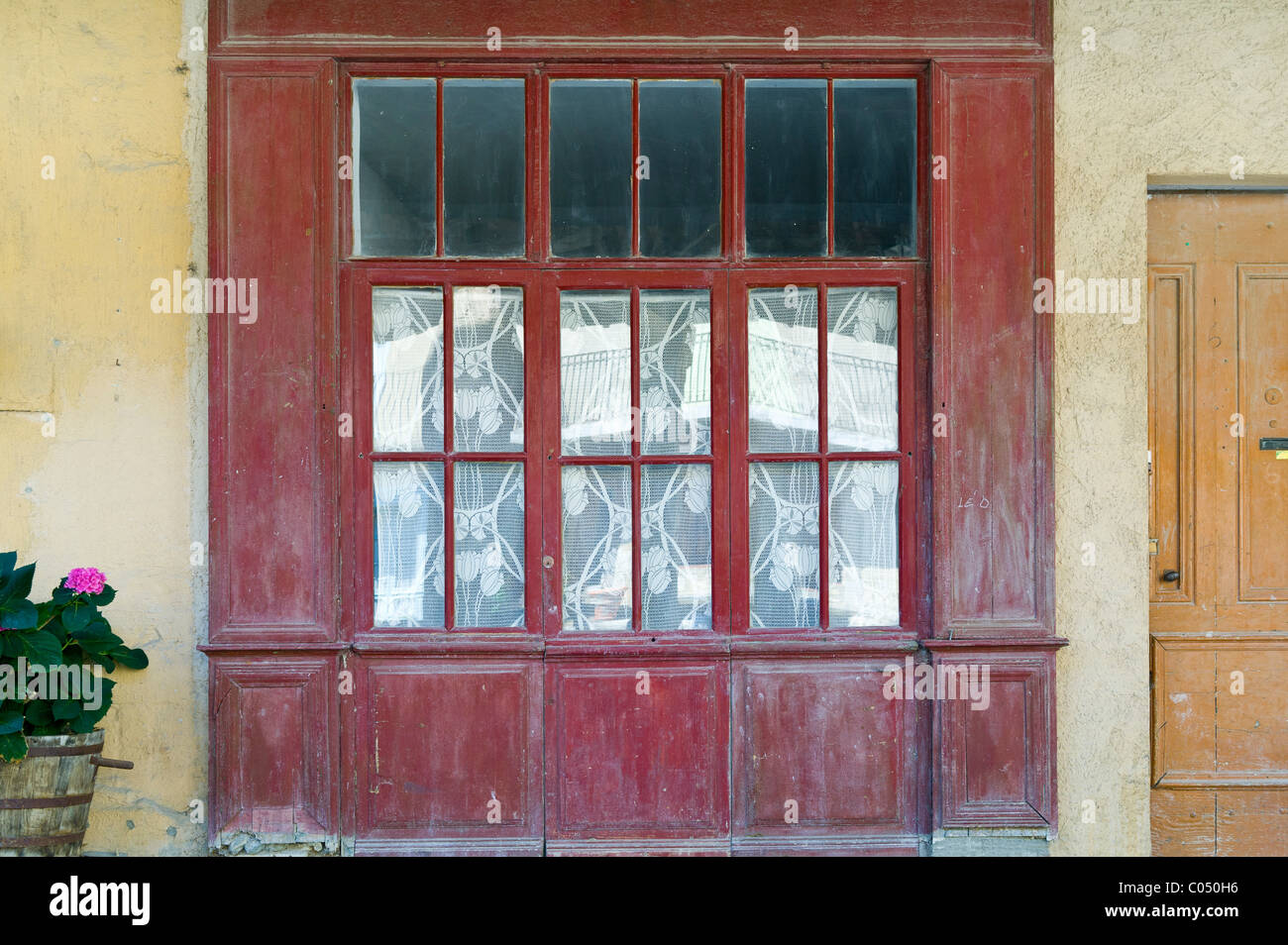 Ein Fenster in dem französischen Dorf Lagrasse in der Aude-Region von Frankreich Stockfoto