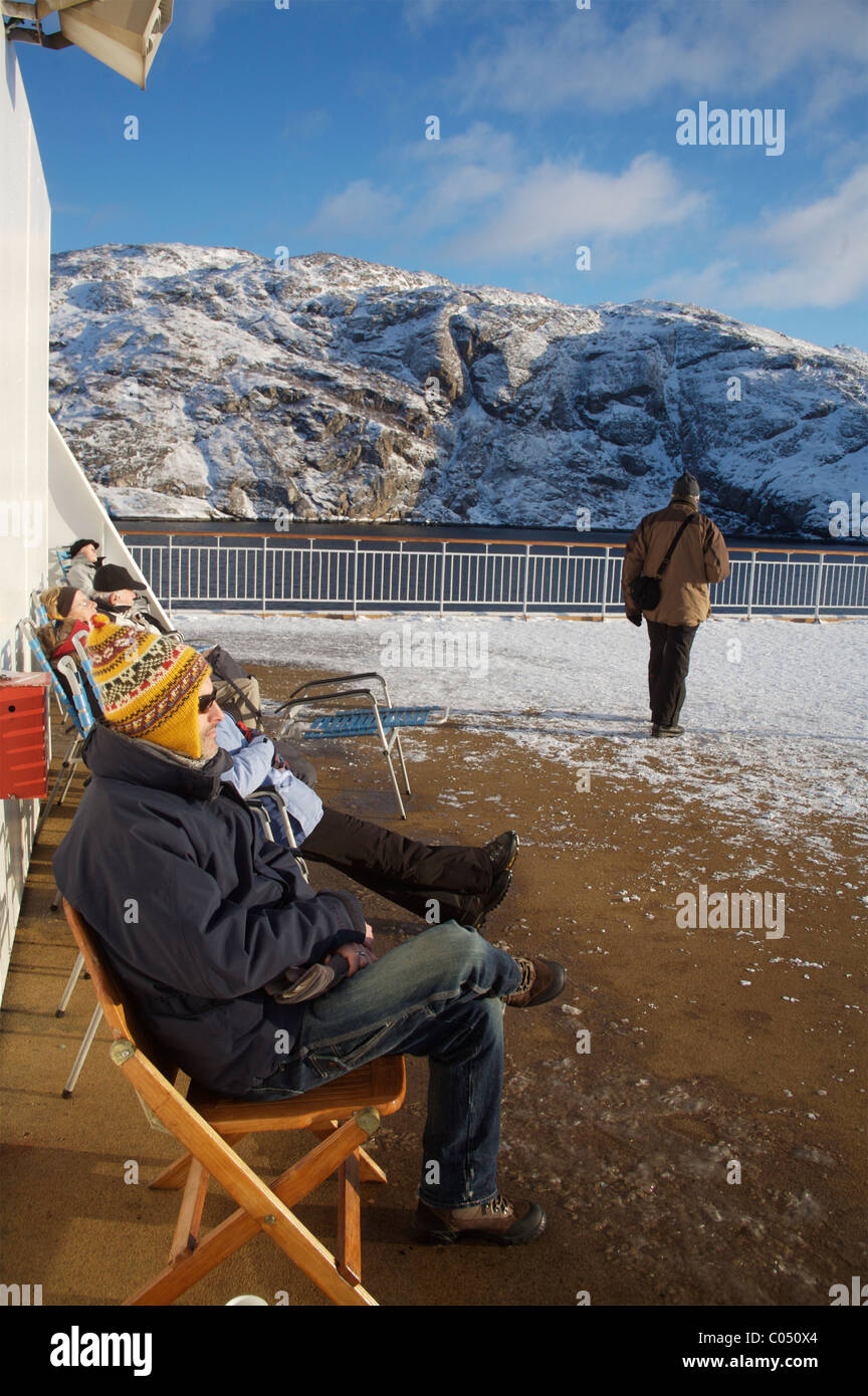 Auf dem Deck einer Hurtigruten Kreuzfahrt/Fähre Schiff nähert sich im nördlichsten Norwegen Kirkenes. Stockfoto