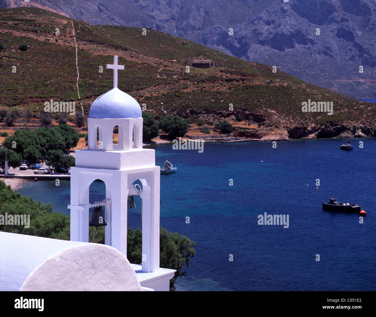 Griechenland, Kalymnos, Kirche und Blick auf die Bucht Stockfoto