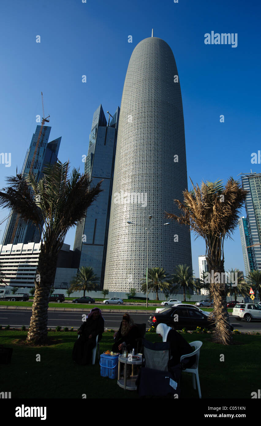 Fußgängerüberweg Zeichen vor dem Doha 9 High Rise Office Tower in Doha, Katar Stockfoto
