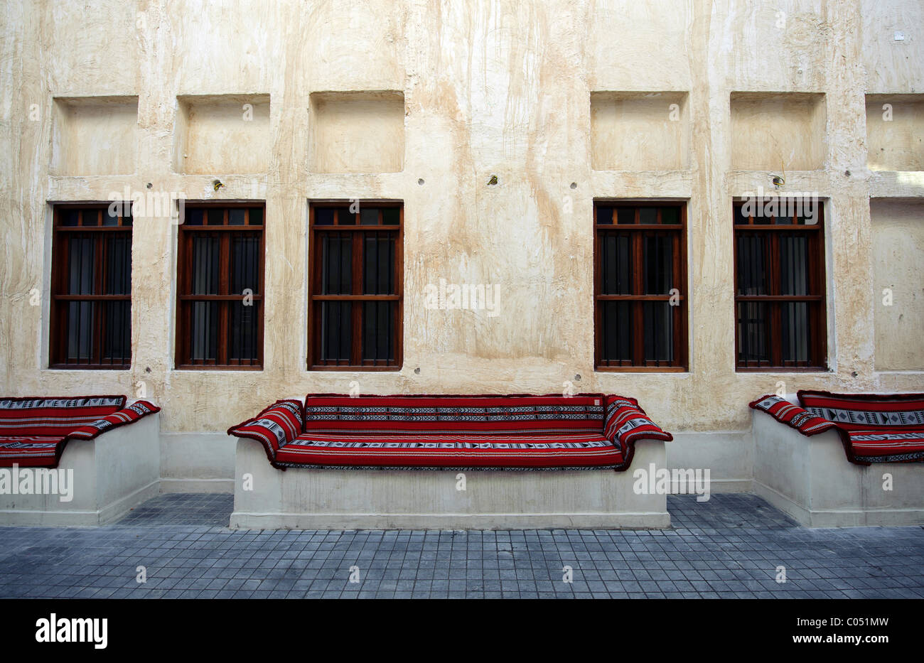 Traditionellen arabischen Gebäude, Ton als ein Mörtel mit hölzernen Lintel (Rukniyat) zur Unterstützung von Steinmauern - Souq Waqif, Doha Stockfoto