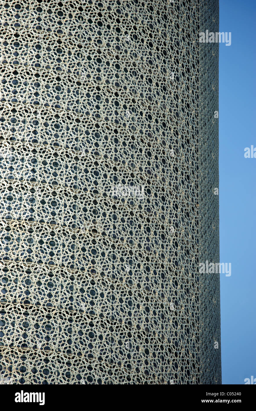 Fußgängerüberweg Zeichen vor dem Doha 9 High Rise Office Tower in Doha, Katar Stockfoto