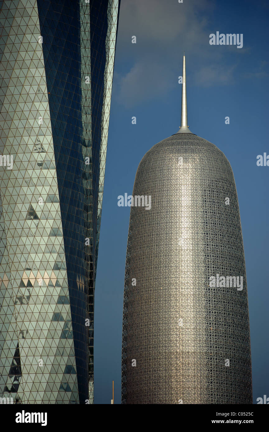 Fußgängerüberweg Zeichen vor dem Doha 9 High Rise Office Tower in Doha, Katar Stockfoto