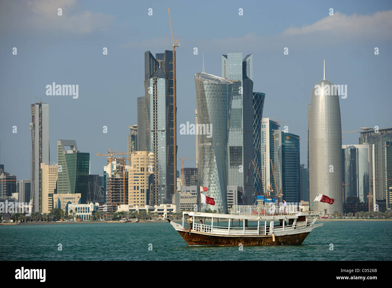 Traditionelle arabische Dhau-Boot auf der Corniche Meer - Stadt Skyline von Doha, Katar Stockfoto