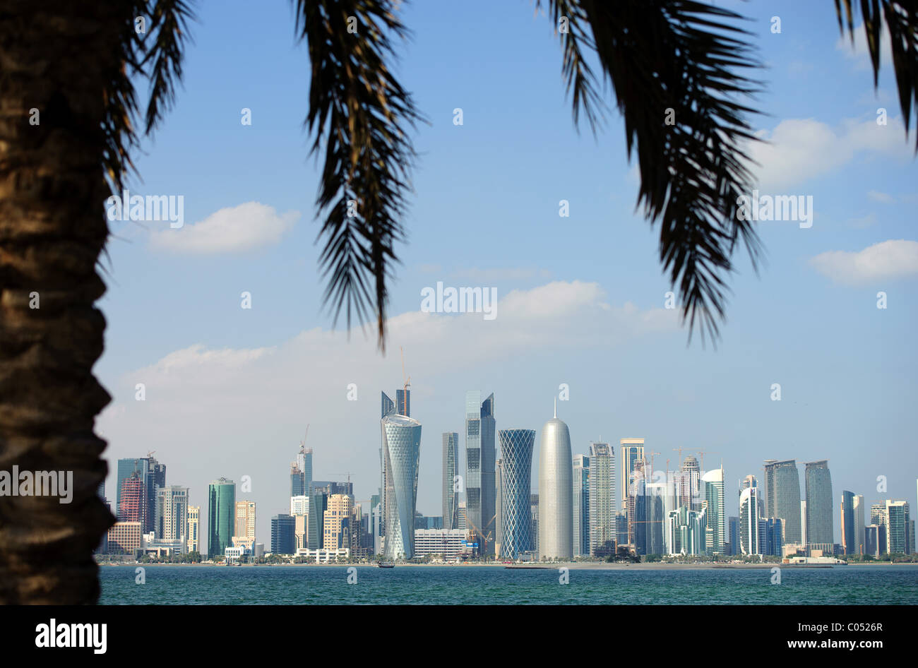 Skyline von Doha auf die Corniche-Meer Stockfoto