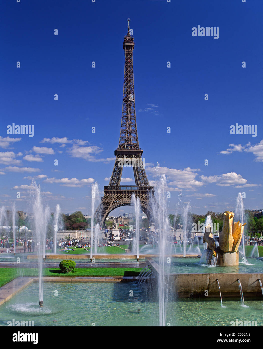 Frankreich, Paris, Eiffelturm und Wasser Brunnen Stockfoto