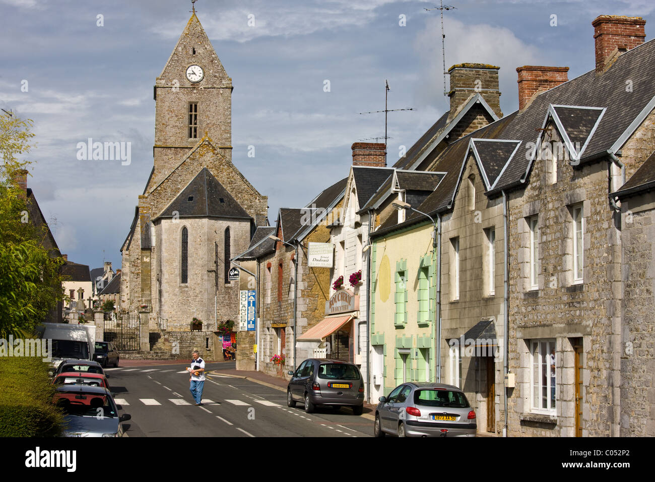 Kirche und Straßenszene in französischen Stadt Trelly in Normandie, Frankreich Stockfoto