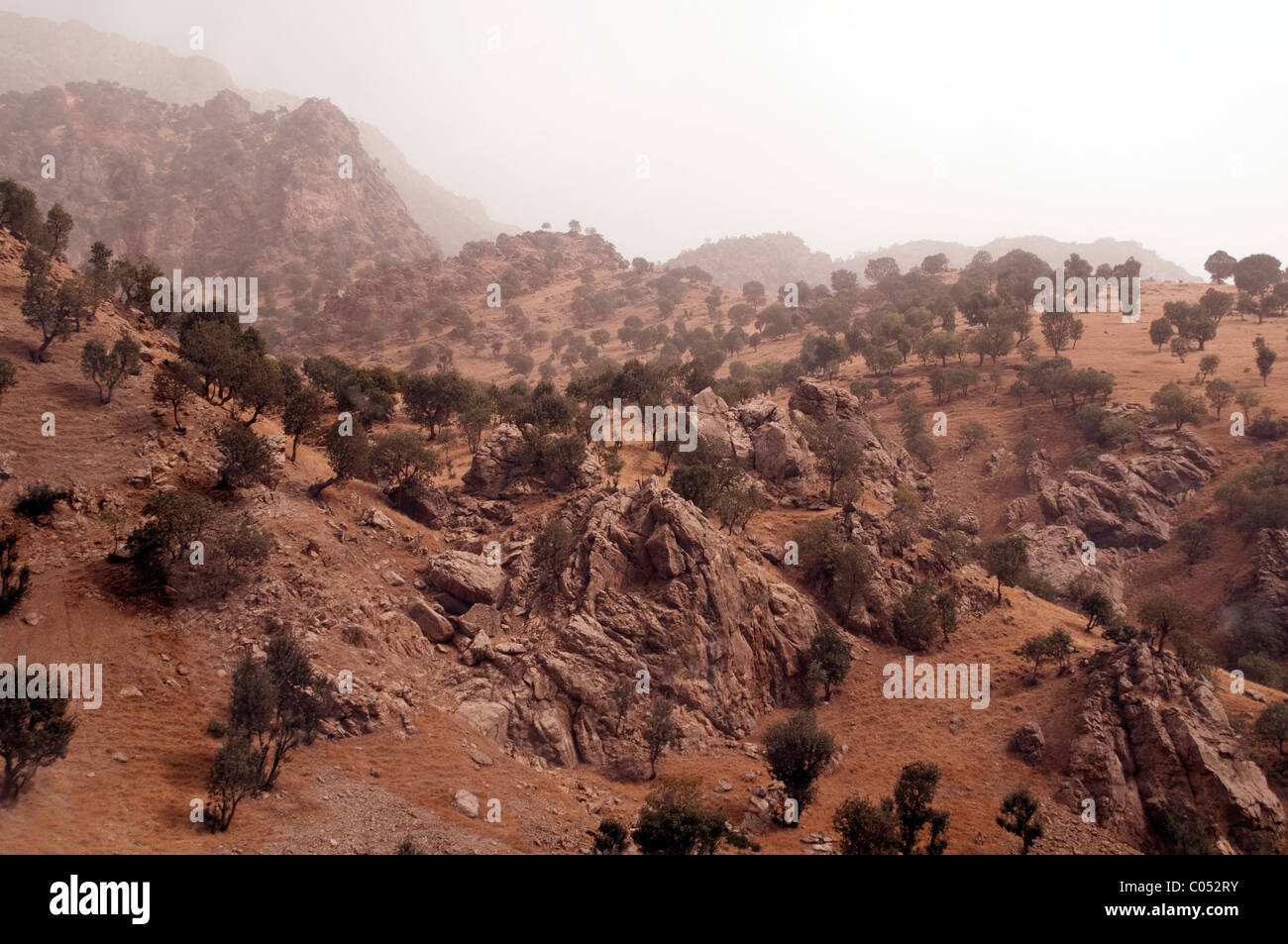 Die Qandil-Gebirgskette des Zagros-Gebirges in der Region Kurdistan im Nordirak, nahe der Grenzen der Türkei und des Iran. Stockfoto