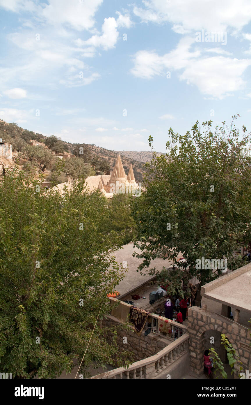 Ein Blick auf die Türme und Mausoleen der Grabanlage von Sheikh Adi am Heiligen Yeziden religiöse Stätte von Lalish, Shekhan, Kurdistan, im Norden des Irak. Stockfoto