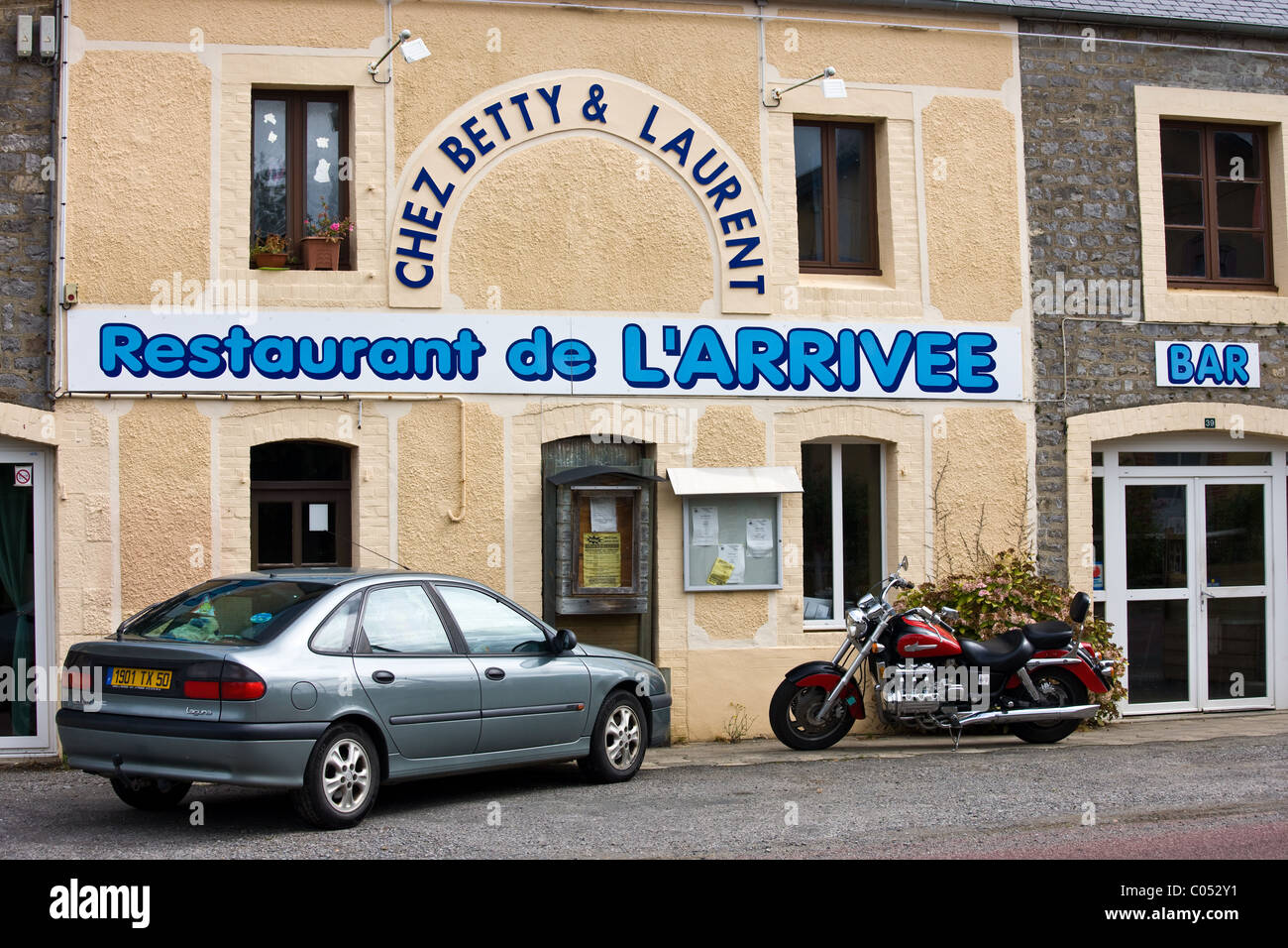 Renault Laguna Limousine und Honda Valkyrie Motorrad im Restaurant de l'Arrivee, in der Normandie, Frankreich Stockfoto