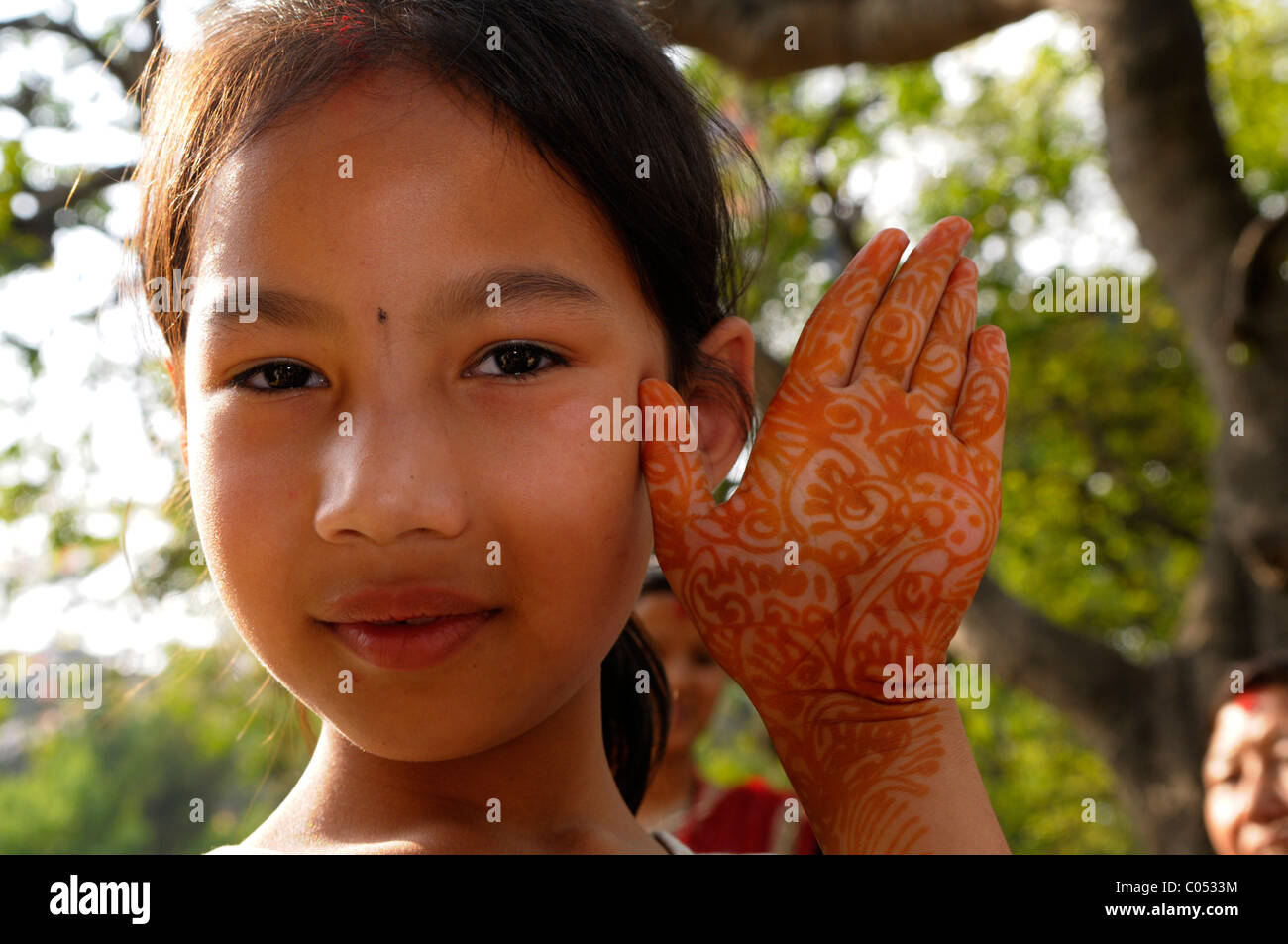 nepalesische Mädchen zeigen ihr Henna Tattoo Völker Leben (die Nepalesen), Leben in Kathmandu, Kathmandu Straße leben, nepal Stockfoto