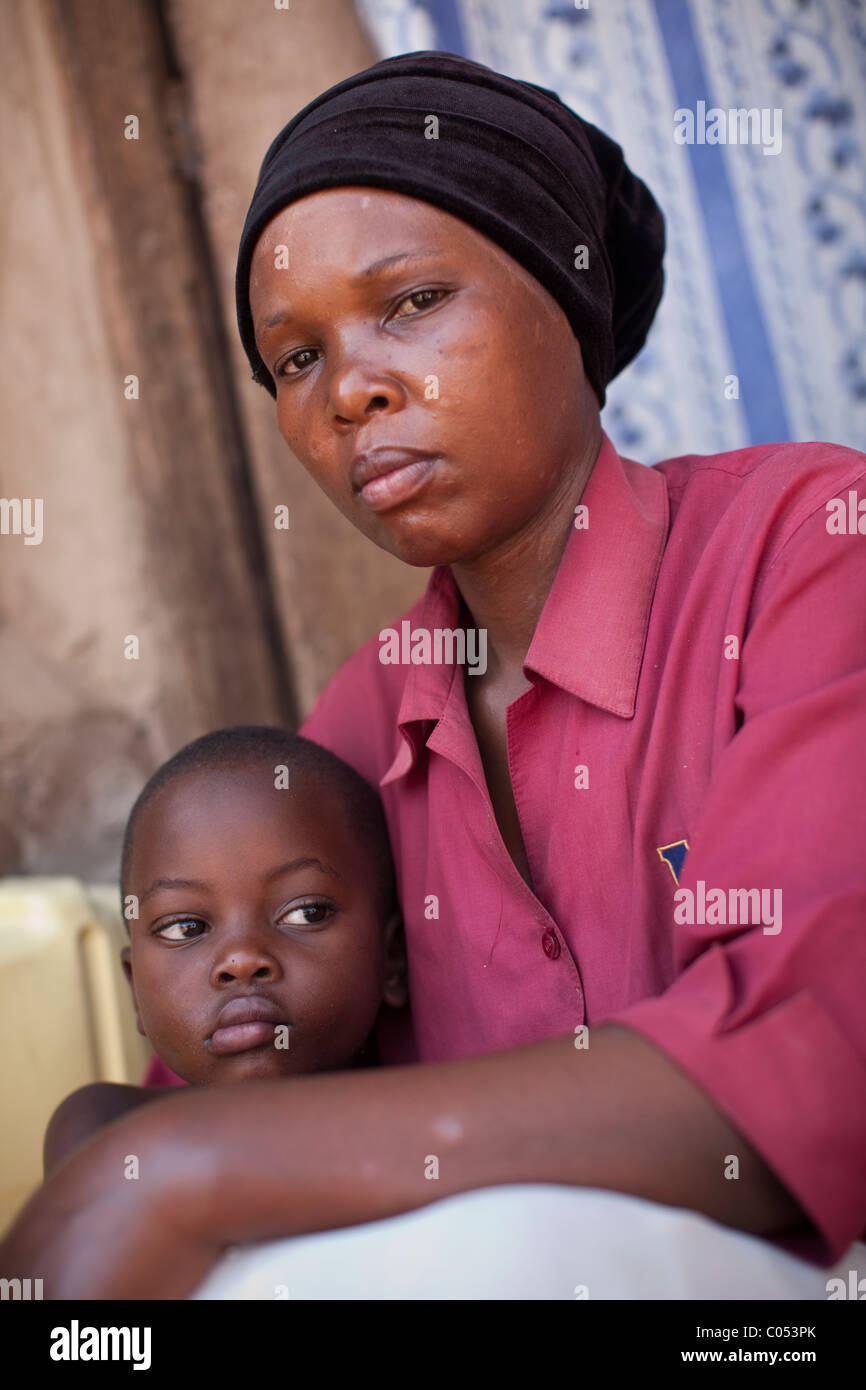Einen HIV positiven Frau und ihre Tochter lebt in Kampala, Uganda, Ostafrika. Stockfoto