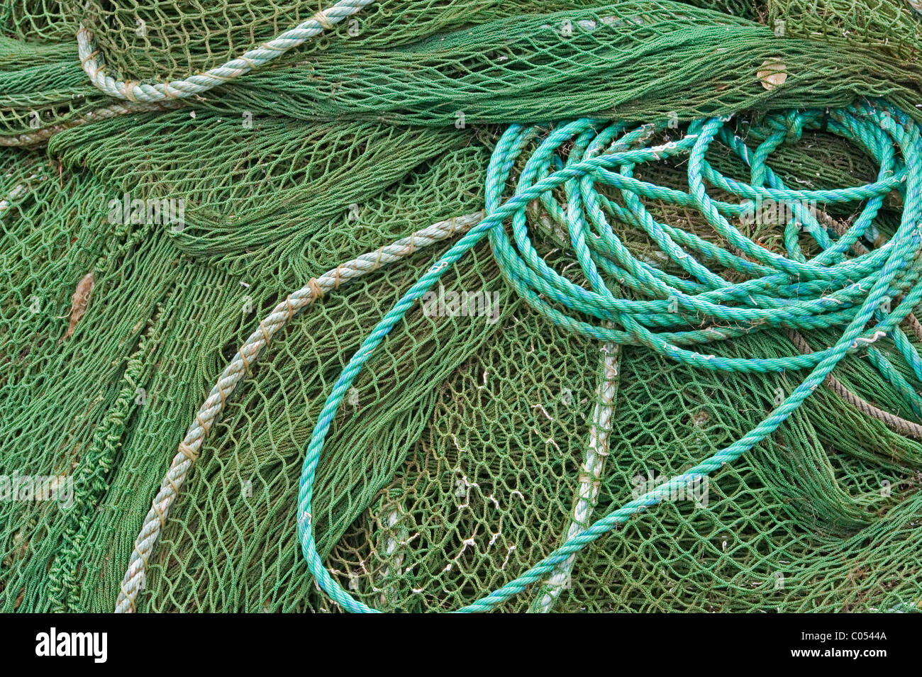 Hering seine Art Fischernetze stapeln sich außerhalb der Silver Bay Seafood-Aufbereitungsanlage in Sitka, Alaska. Stockfoto