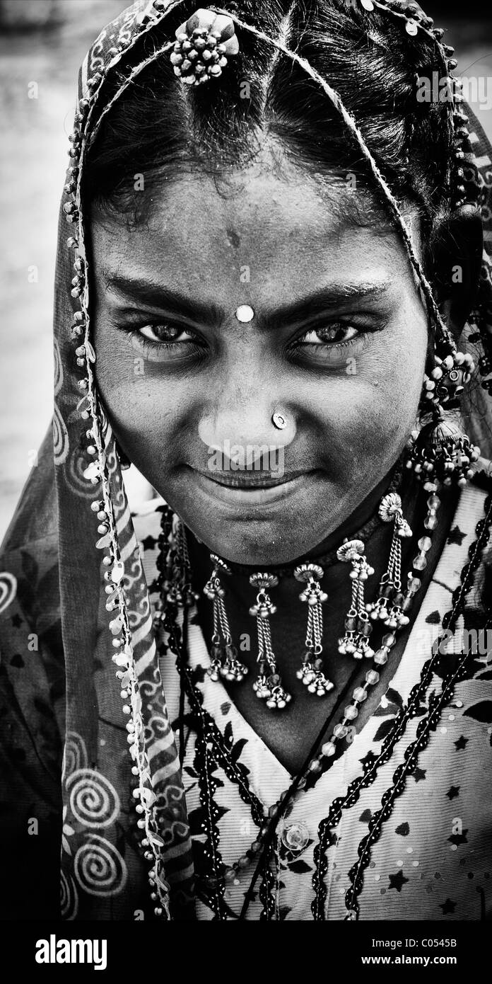 GADIA Lohar. Nomadische Rajasthan-Teenager-Mädchen. Indiens wandernde Schmiede. Monochrom Stockfoto