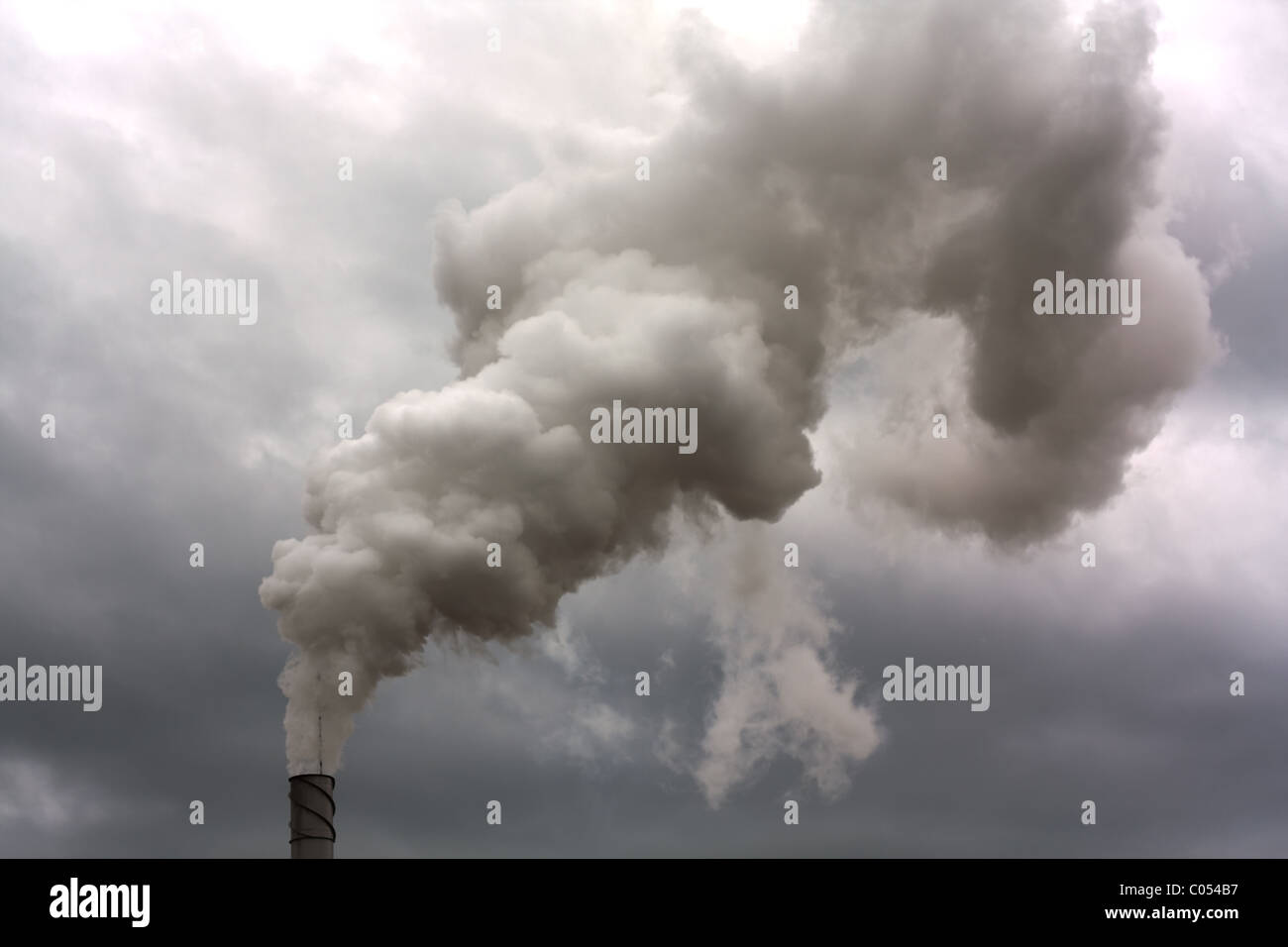Schmutzige Rauch am Himmel, Ökologie-Probleme Stockfoto