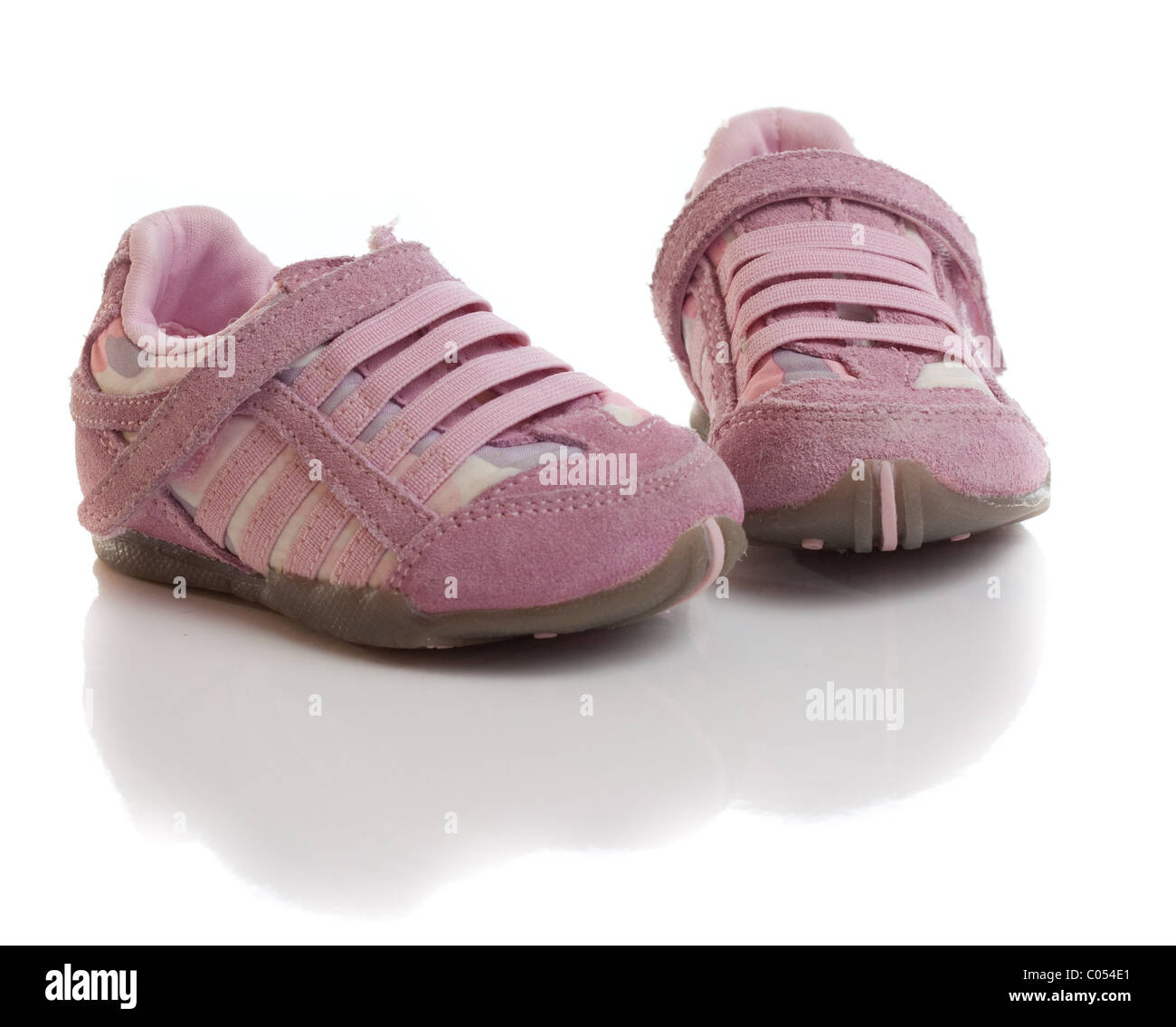 Kleine Babyschuhe isoliert auf weiss Stockfoto