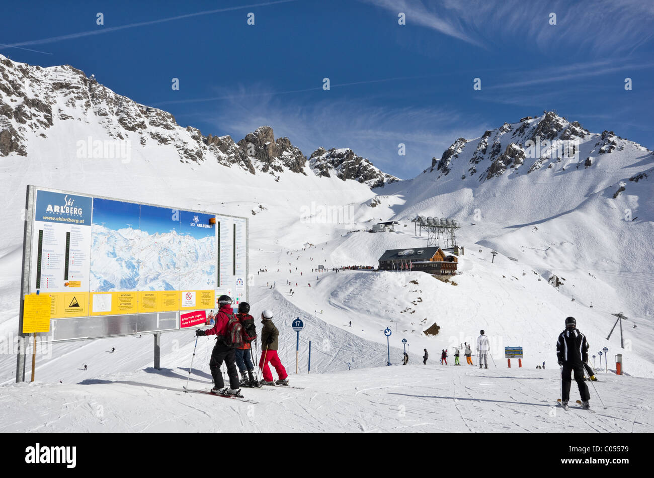 Skifahrer am Ski-Piste Karte mit Ulmer Californias Bergrestaurant und Schindler Spitze Berg. St. Anton am Arlberg-Tirol-Österreich Stockfoto