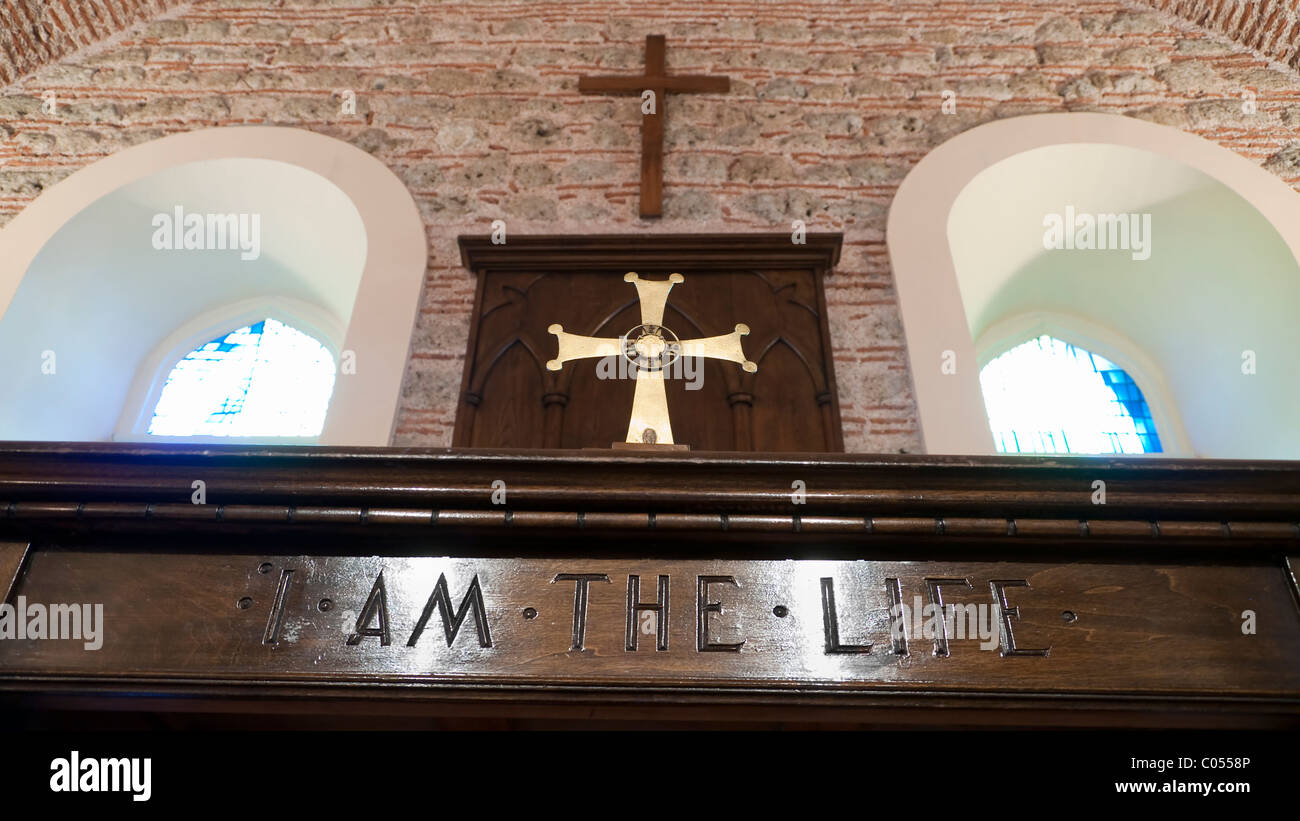 Religion Christentum Jesuskirche innen Kruzifix Kreuz horizontal Stockfoto