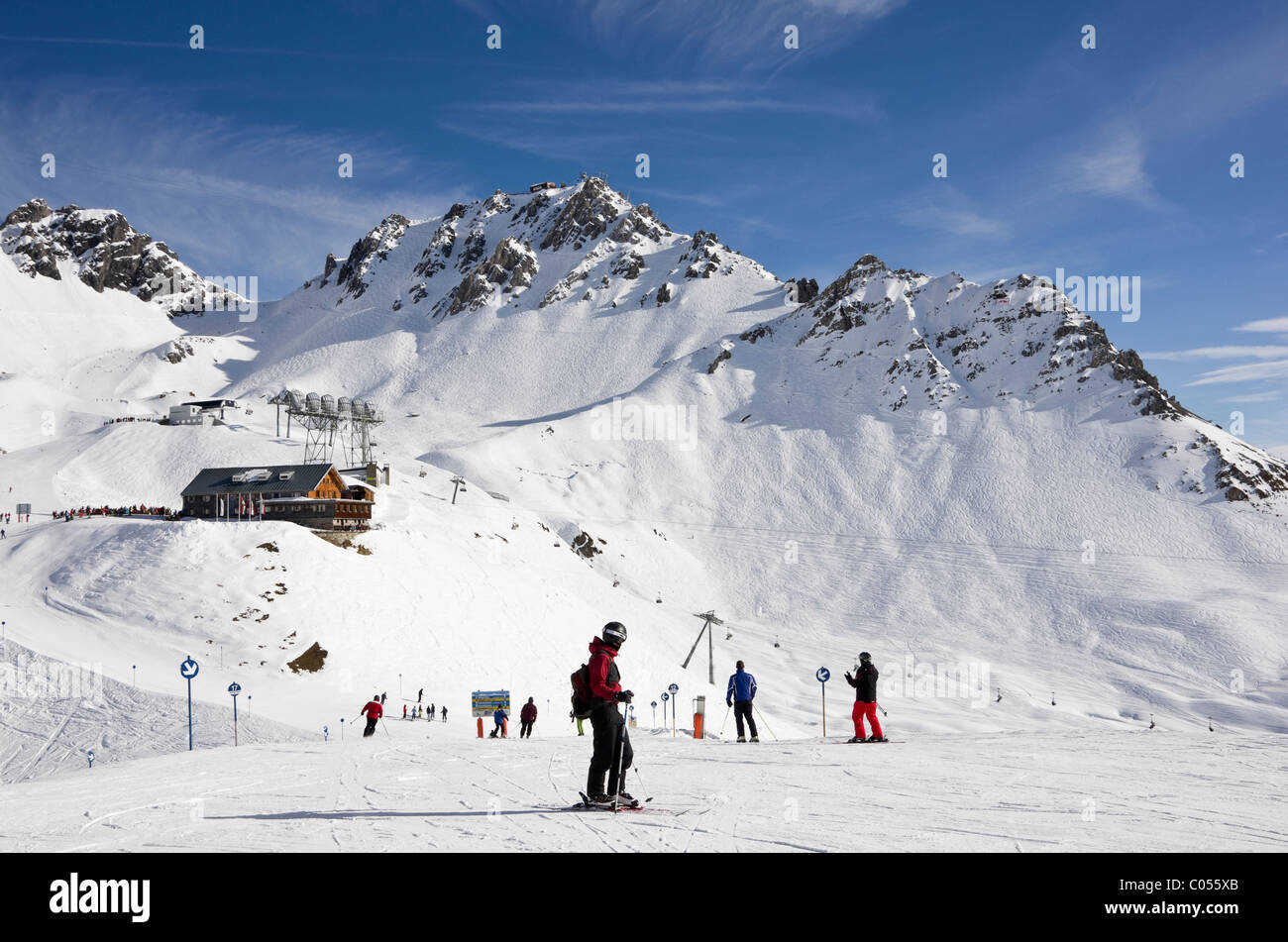 Skifahrer auf Skipisten mit Ulmer Californias Bergrestaurant und Schindler Spitze Berg über Skifahren. St. Anton am Arlberg-Tirol-Österreich Stockfoto
